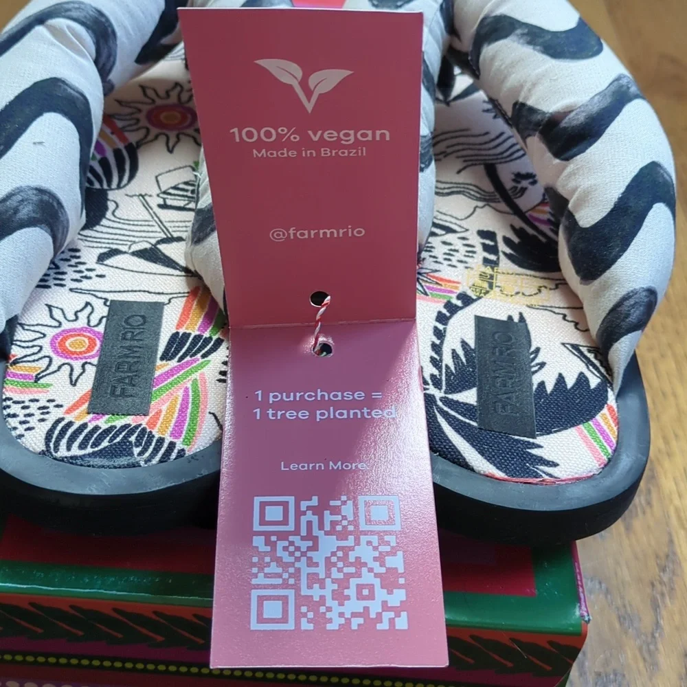 NIB FARM Rio Puffy Flip Flop In Black And Off White Beach Print Women's Size 9